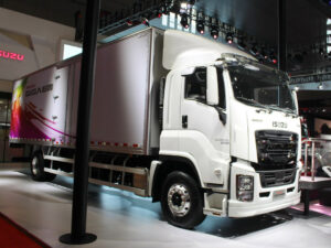 ISUZU GIGA 9.6 Meter Van Box Truck