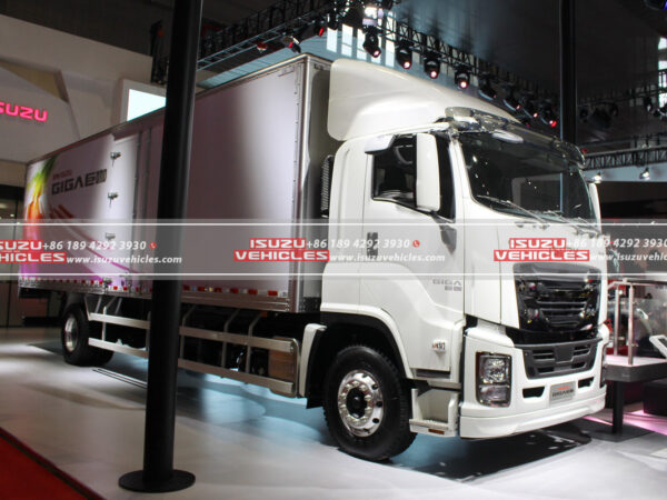 ISUZU GIGA 9.6 Meter Van Box Truck