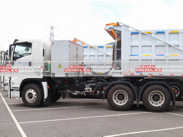 ISUZU Electric 64 Tractor Truck Back