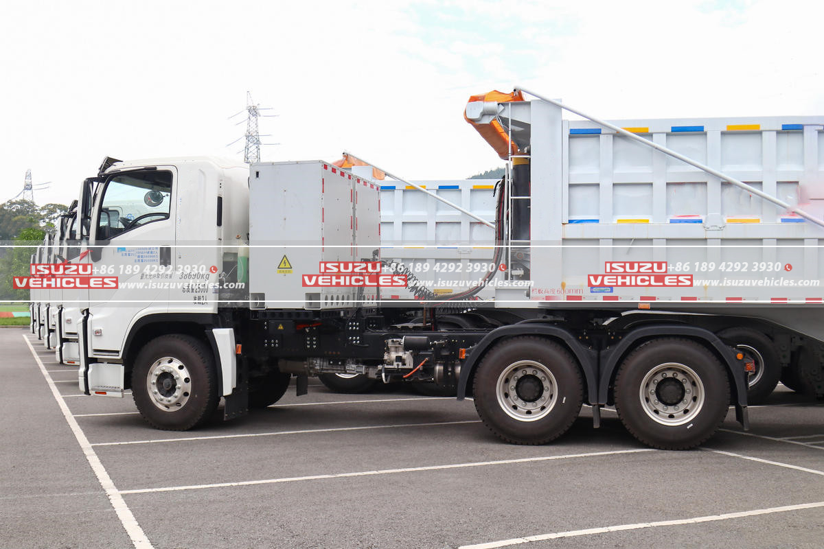 ISUZU Electric 64 Tractor Truck Back