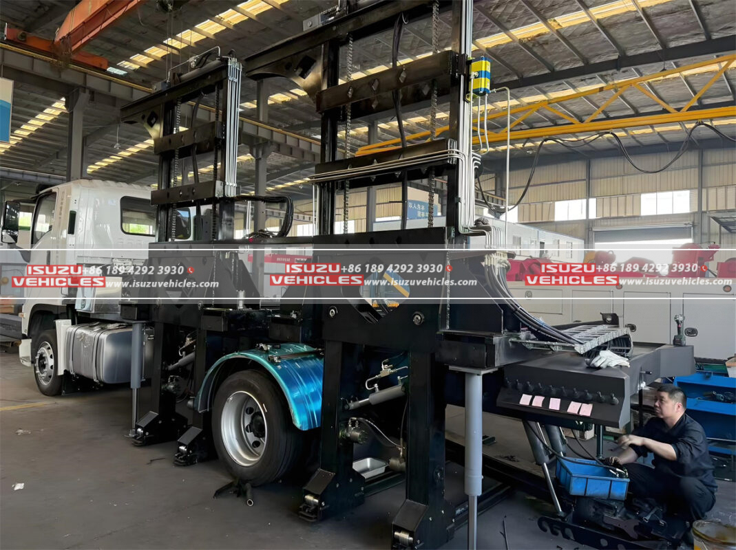 ISUZU 4 Ton Liftside Loader Recovery Truck Working
