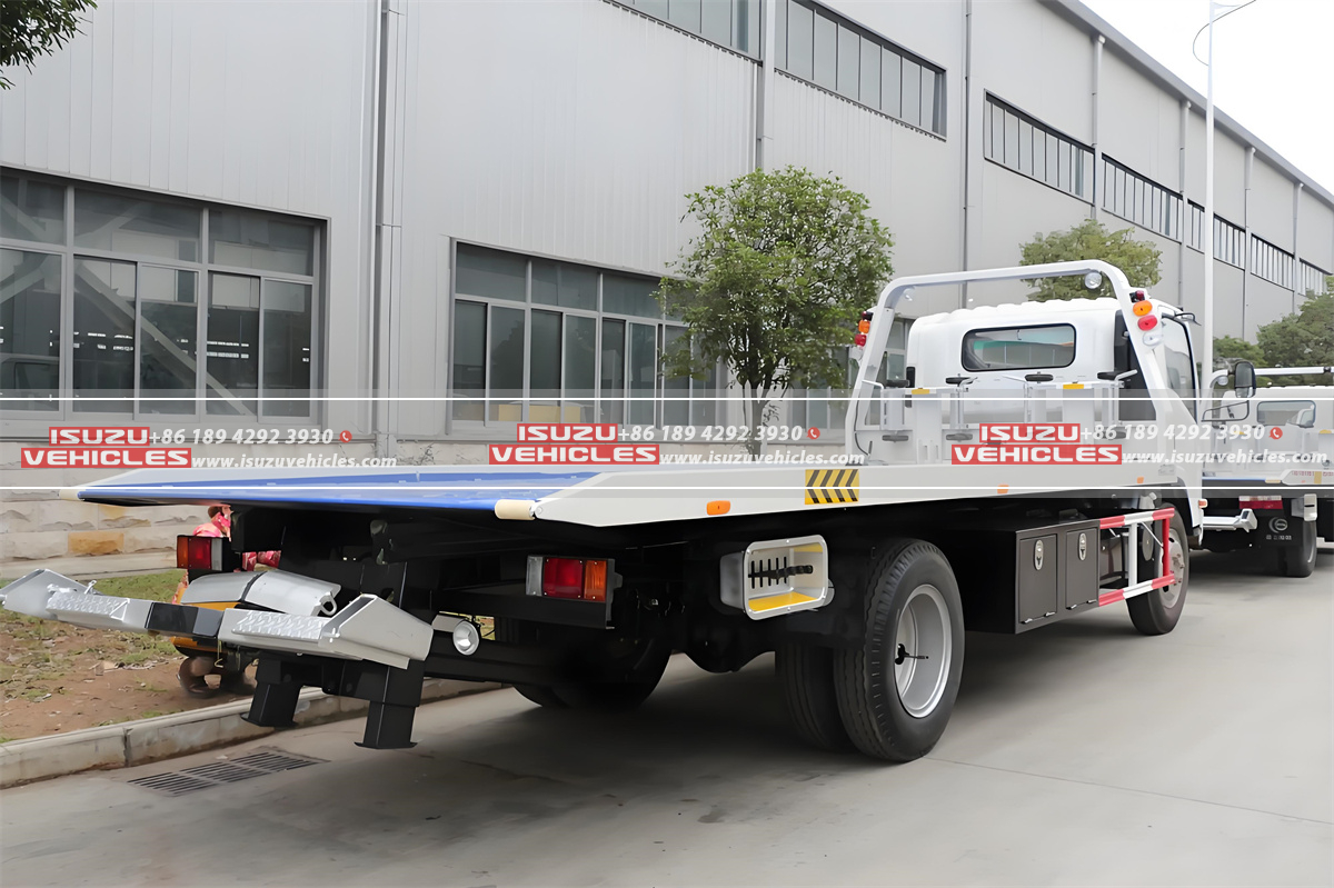 ISUZU 700P 4 Ton Flatbed Wrecker Back Side ISUZU 700P 4 Ton Flatbed Wrecker Back Side
