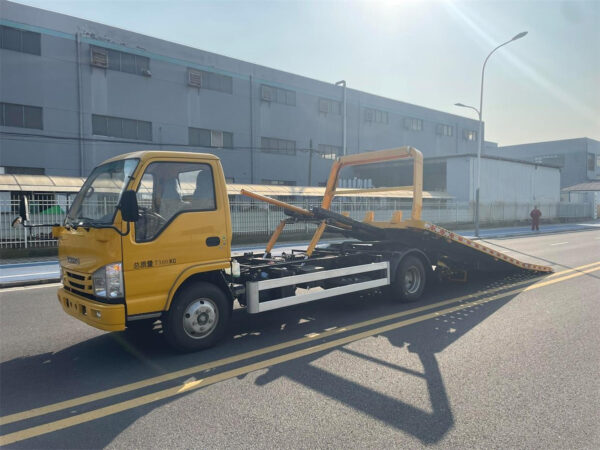 ISUZU 3T 100P Flatbed Wrecker Truck Working