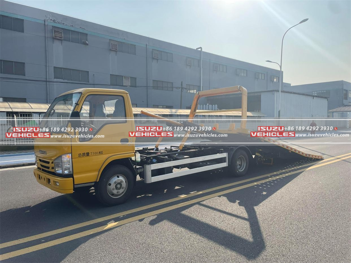 ISUZU 3T 100P Flatbed Wrecker Truck Working ISUZU 3T 100P Flatbed Wrecker Truck Working