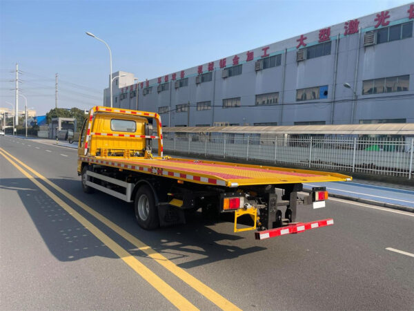 ISUZU 3T 100P Flatbed Wrecker Truck on Road