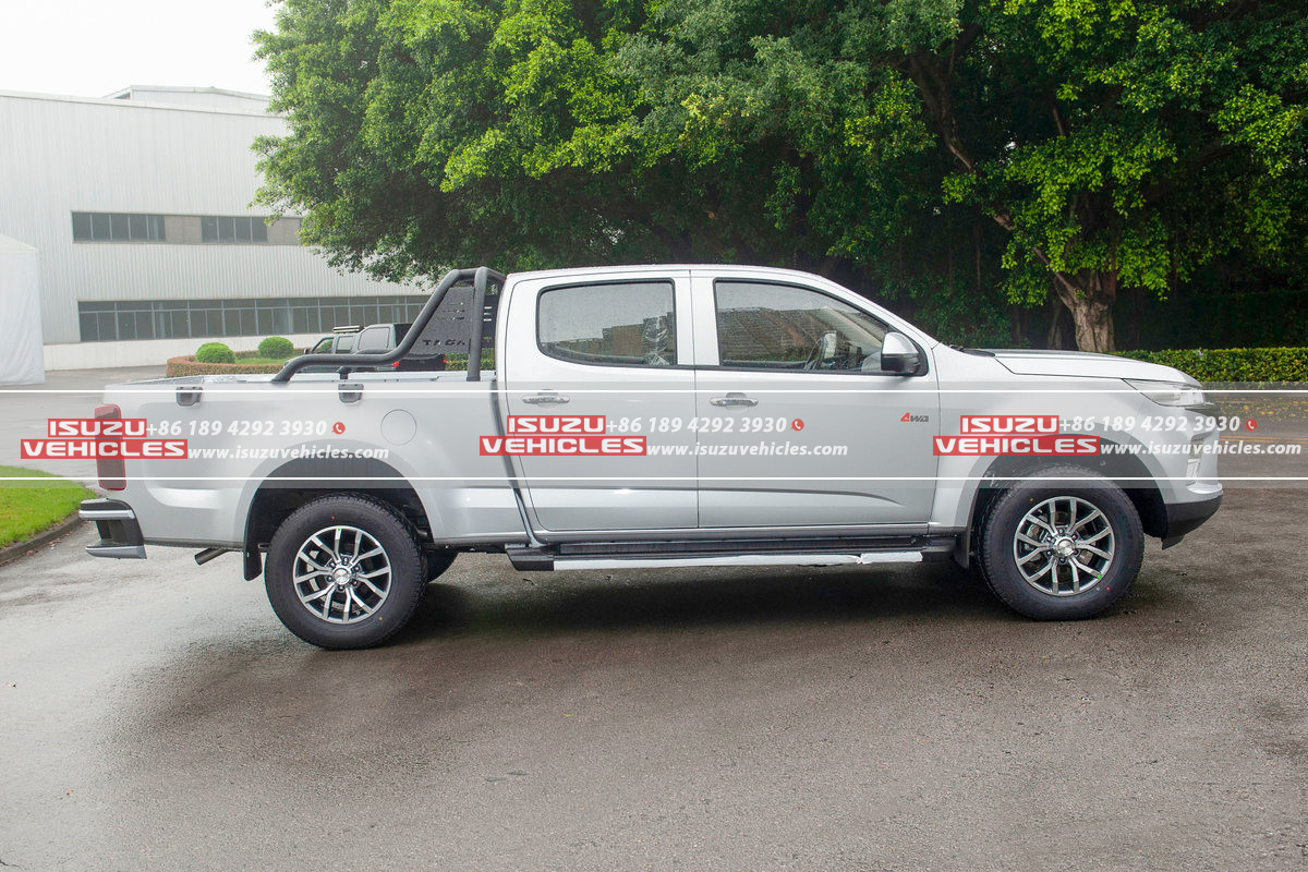 ISUZU TAGA 3.0T Double Cab Pickup Truck Side Right ISUZU TAGA 3.0T Double Cab Pickup Truck Side Right