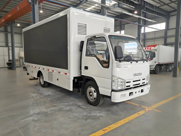 ISUZU 100P P4 Full Color Waterproof LED Truck