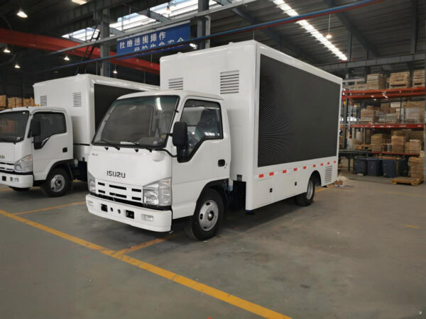 ISUZU 100P P4 Full Color Waterproof LED Truck Right