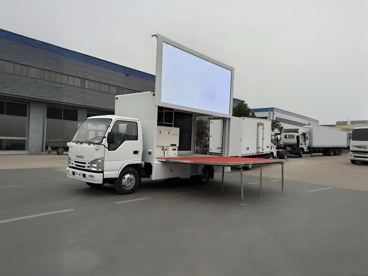 ISUZU 100P P4 Full Color Waterproof LED Truck Working ISUZU 100P P4 Full Color Waterproof LED Truck Working