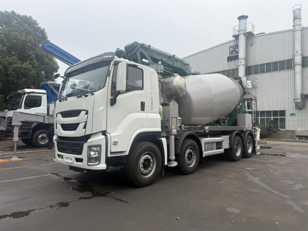 ISUZU 10CBM Concrete Mixer 24m Pump Combined Truck Right Side