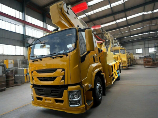 ISUZU 45M Telescopic Bucket Truck Tractor Right