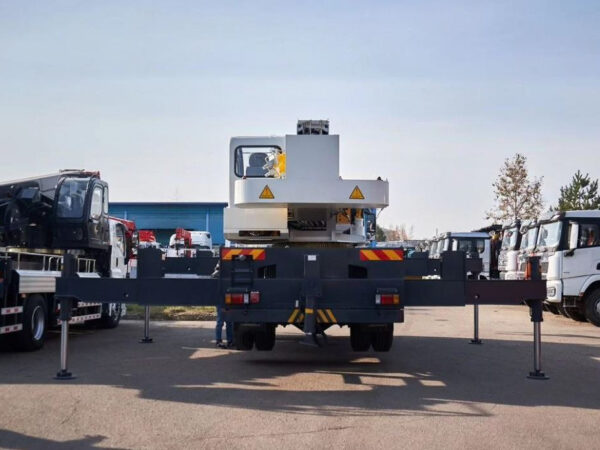 ISUZU 25 Ton Crane Truck Back