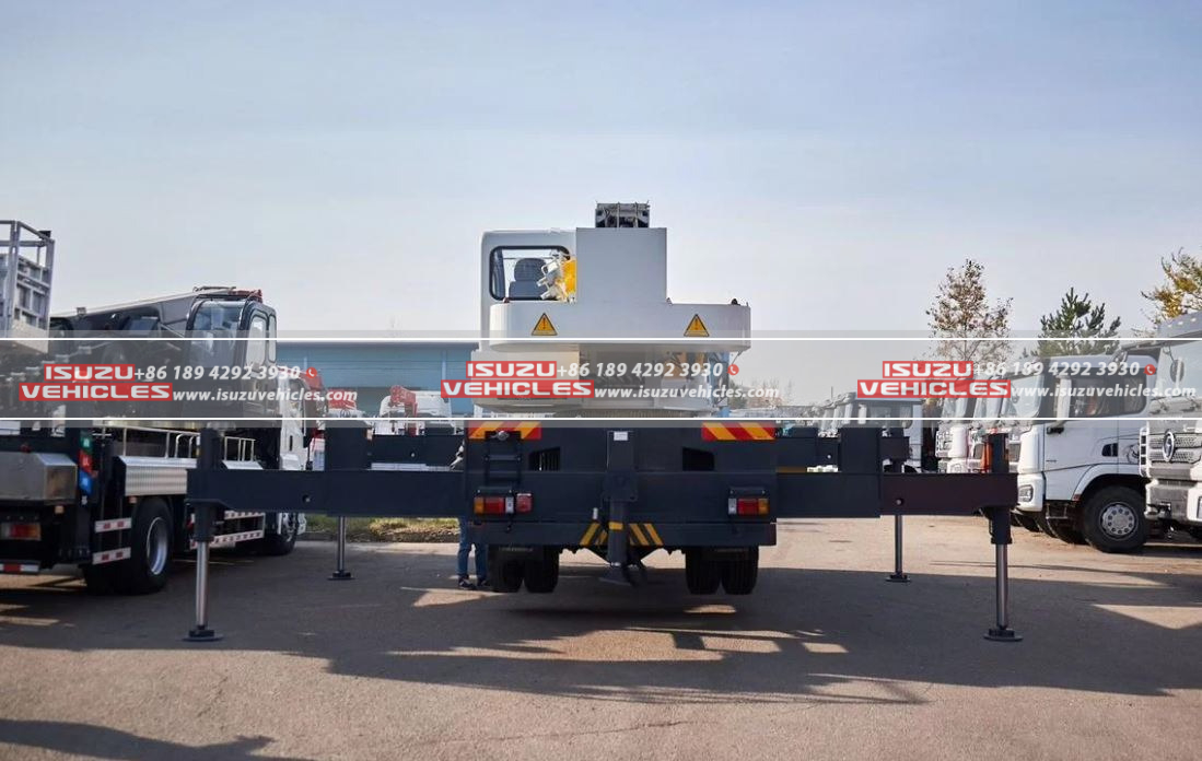 ISUZU 25 Ton Crane Truck Back ISUZU 25 Ton Crane Truck Back