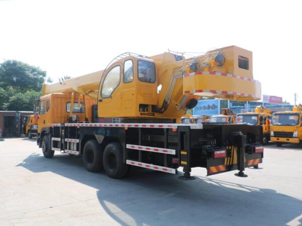 ISUZU 25 Ton Crane Truck Side