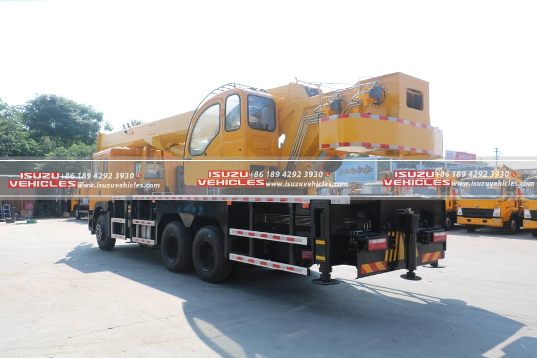 ISUZU 25 Ton Crane Truck Side ISUZU 25 Ton Crane Truck Side
