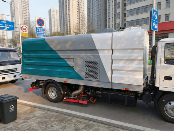ISUZU 5 CBM Vacuum Sweeper Truck Work