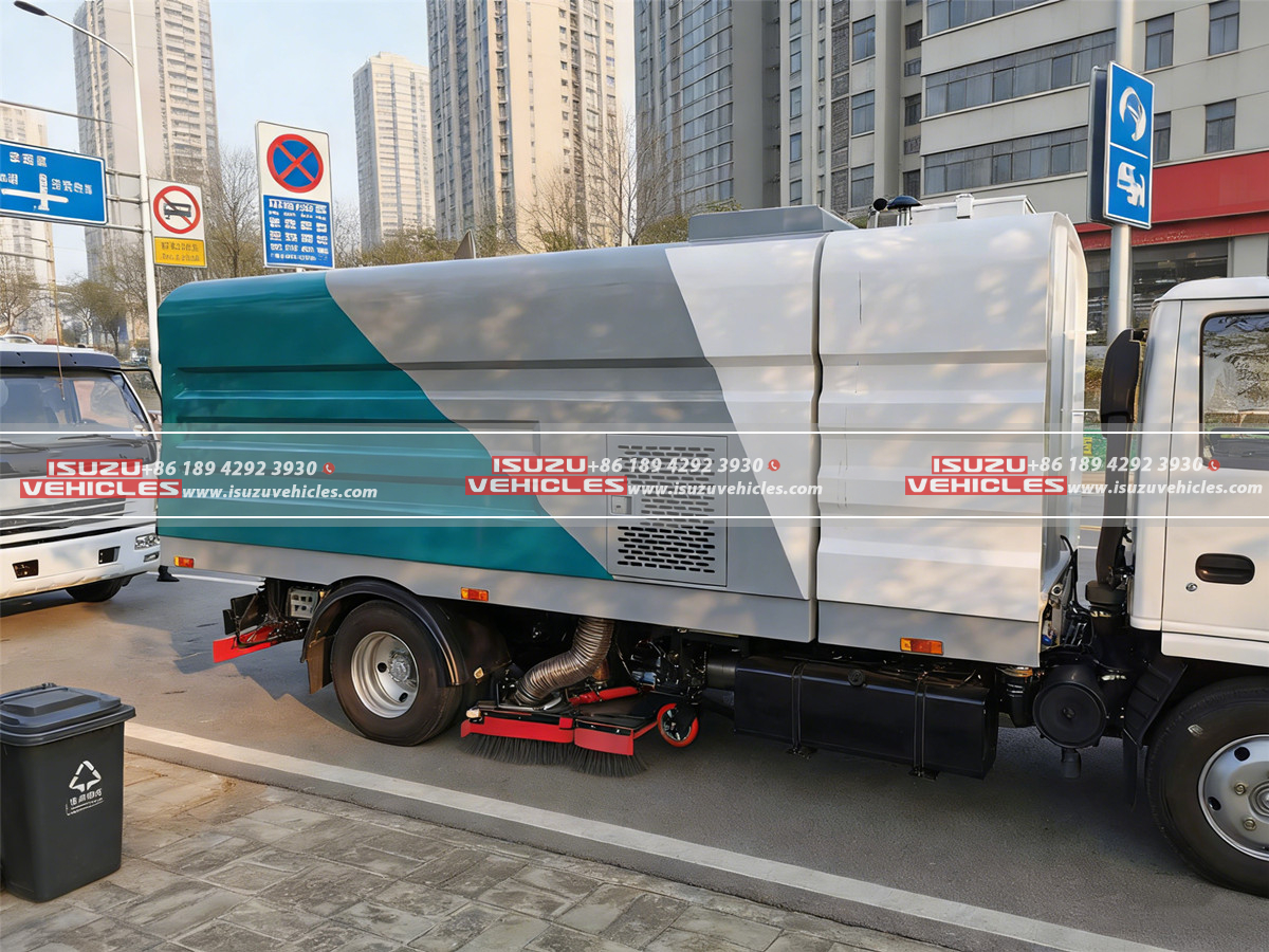 ISUZU 5 CBM Vacuum Sweeper Truck Work ISUZU 5 CBM Vacuum Sweeper Truck Work