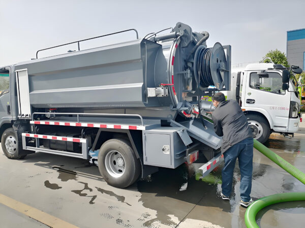 ISUZU 5000L Combined Sewer Jetting Truck Back