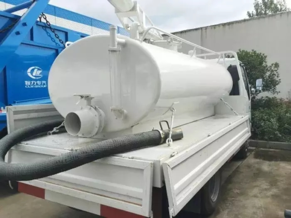 ISUZU 5,000L Septic Vacuum Truck Back