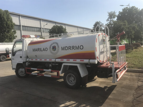 ISUZU 5,000L Water Sprinkler Truck Back View