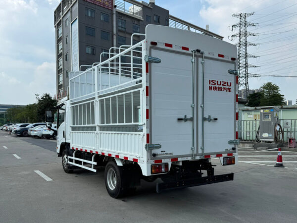 ISUZU 4 Meter Livestock Cargo Truck Back