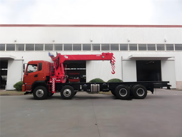 ISUZU 8×4 UNIC 10T Telescopic Boom Crane Red