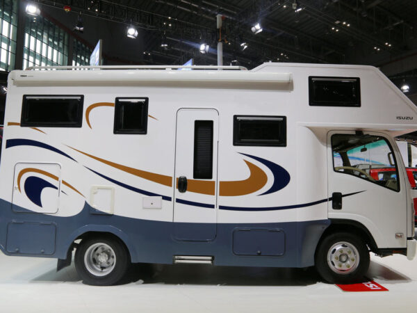 ISUZU 9 Meter Recreation Vehicle Right Side