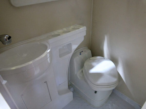 ISUZU 9 Meter Recreation Vehicle Toilet