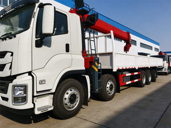 ISUZU GIGA UNIC 15T Telescopic Boom Crane Left
