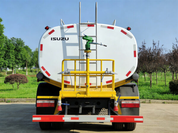 ISUZU Small Water Sprinkler Truck Back