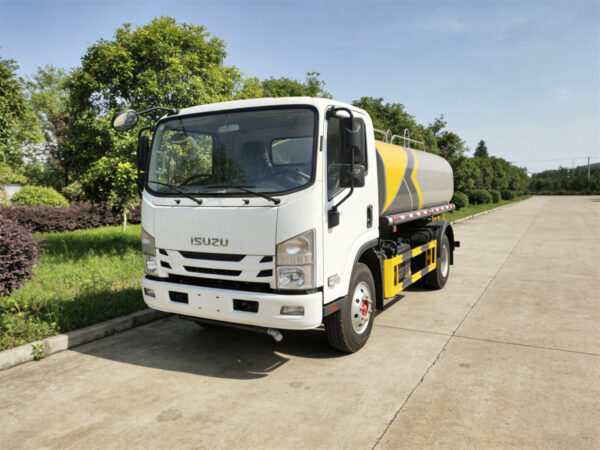 ISUZU Small Water Sprinkler Truck View