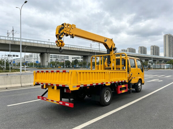 ISUZU 7 Ton Telescopic Boom Crane Truck (2)