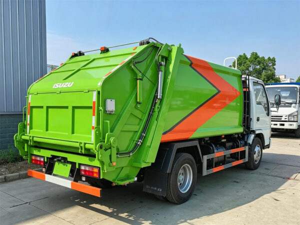 ISUZU 4CBM Rear Loader Garbage Truck Back