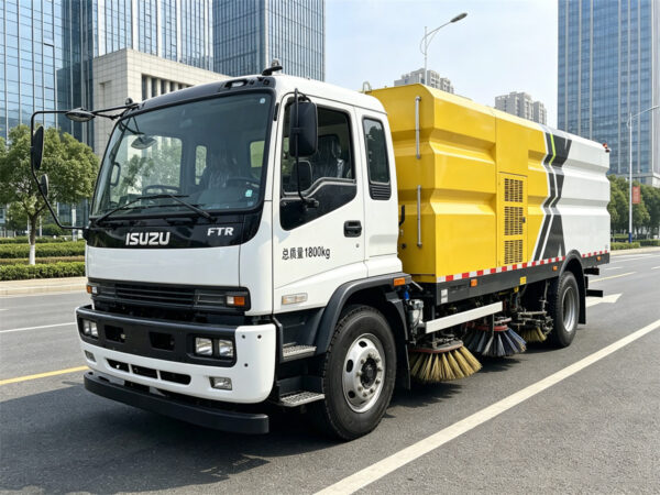ISUZU Road Washing Sweeping Truck Yellow