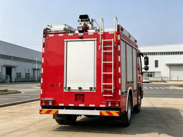ISUZU 8 CBM Water Foam Fire Truck Back