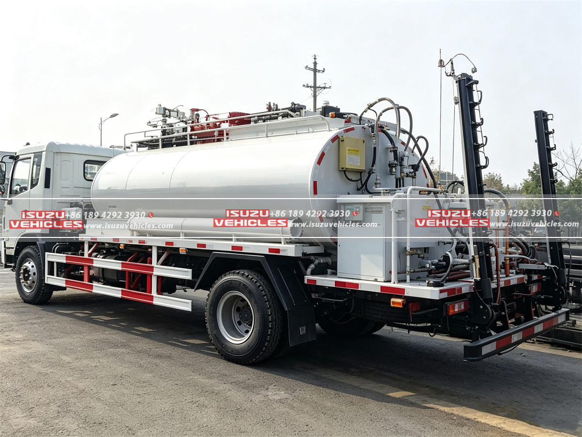 ISUZU 4 CBM Semi Automatic Asphalt Distributor Truck Back ISUZU 4 CBM Semi Automatic Asphalt Distributor Truck Back