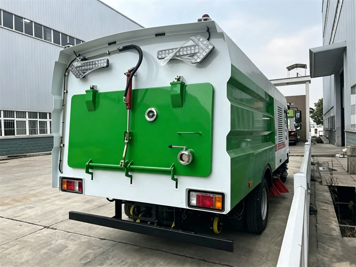 ISUZU 7 CBM Sweeping Truck Rear ISUZU 7 CBM Sweeping Truck Rear