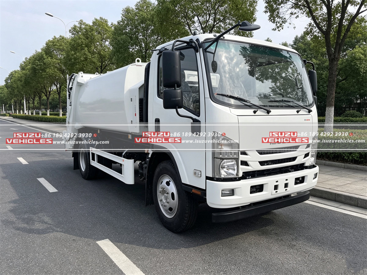 ISUZU 8 CBM Compactor Garbage Truck Right View ISUZU 8 CBM Compactor Garbage Truck Right View