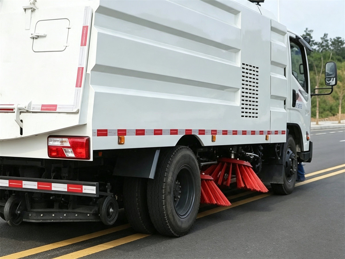 ISUZU 9 CBM Dust Sweeping Truck Back View ISUZU 9 CBM Dust Sweeping Truck Back View