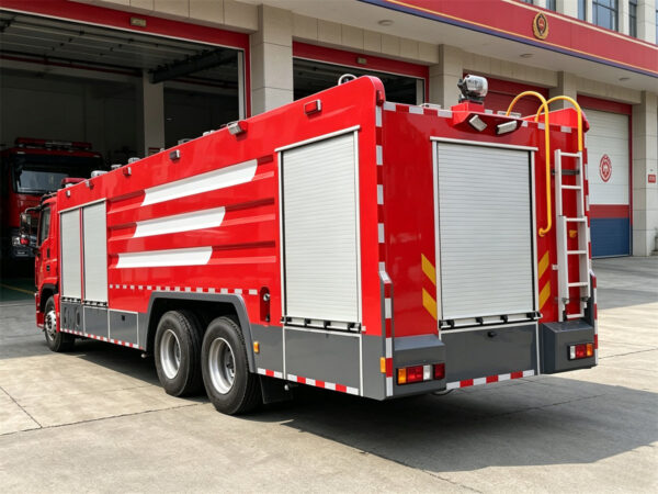 ISUZU GIGA Water Foam Fire Truck Rear