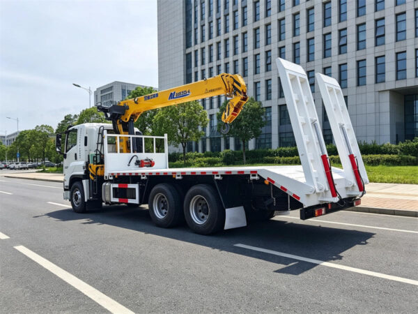 ISUZU 10 Ton Mounted Crane Boom Truck Side