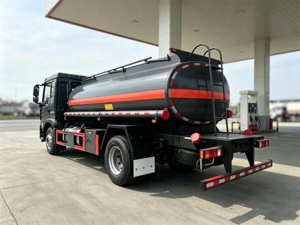 ISUZU 12 CBM Fuel Tank Truck Rear left