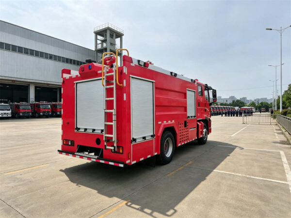 ISUZU 3000L Water Foam Fire Truck Back