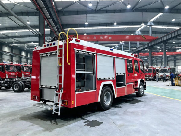 ISUZU 3000L Water Foam Tank Fire truck Side