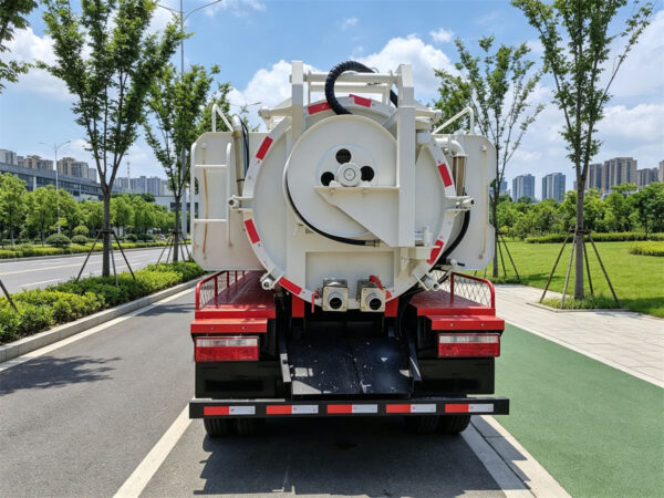 ISUZU 6 CBM Vacuum Jetting Truck Rear