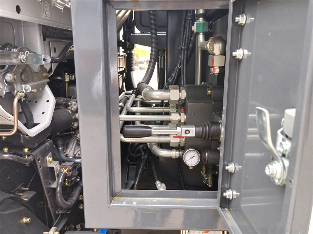 ISUZU 10 CBM Rear Compactor Garbage Truck Details (3)
