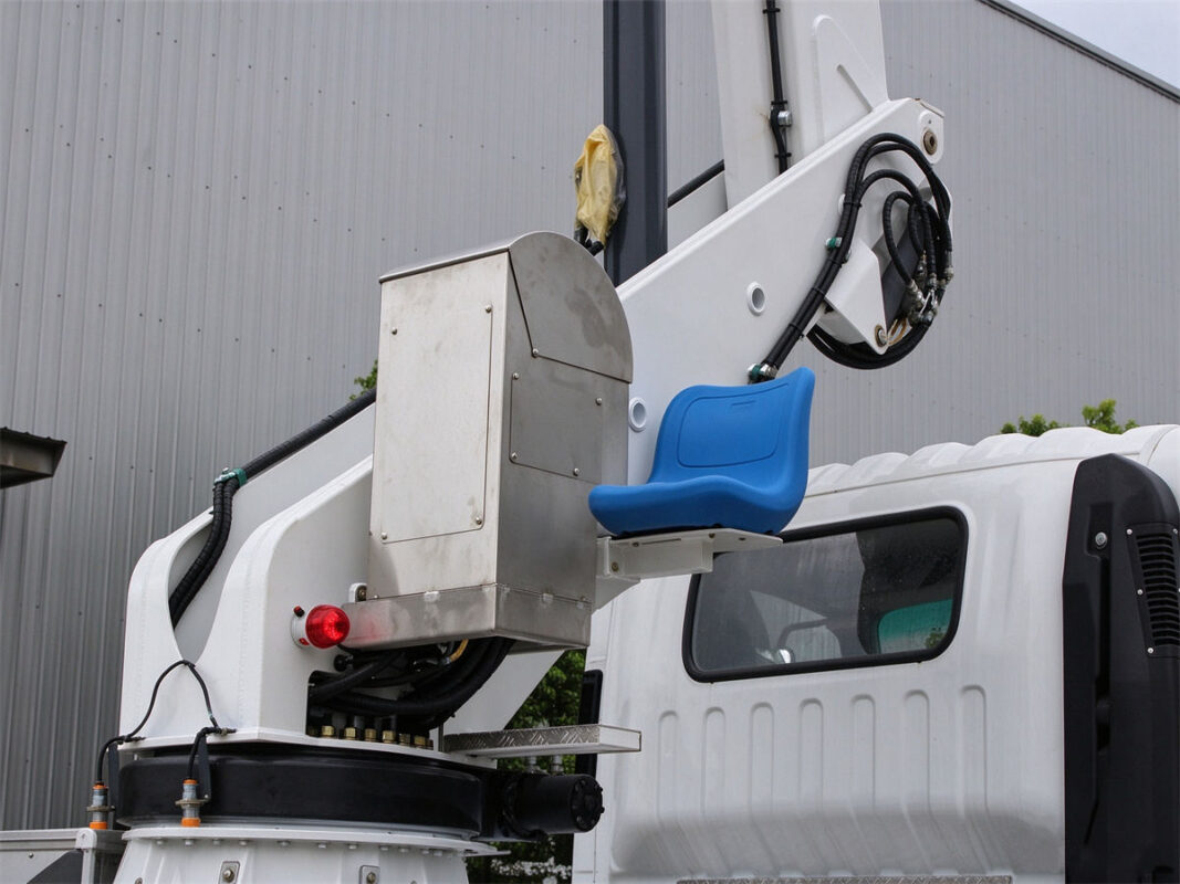 ISUZU 30M Aerial Work Platform Truck Connector
