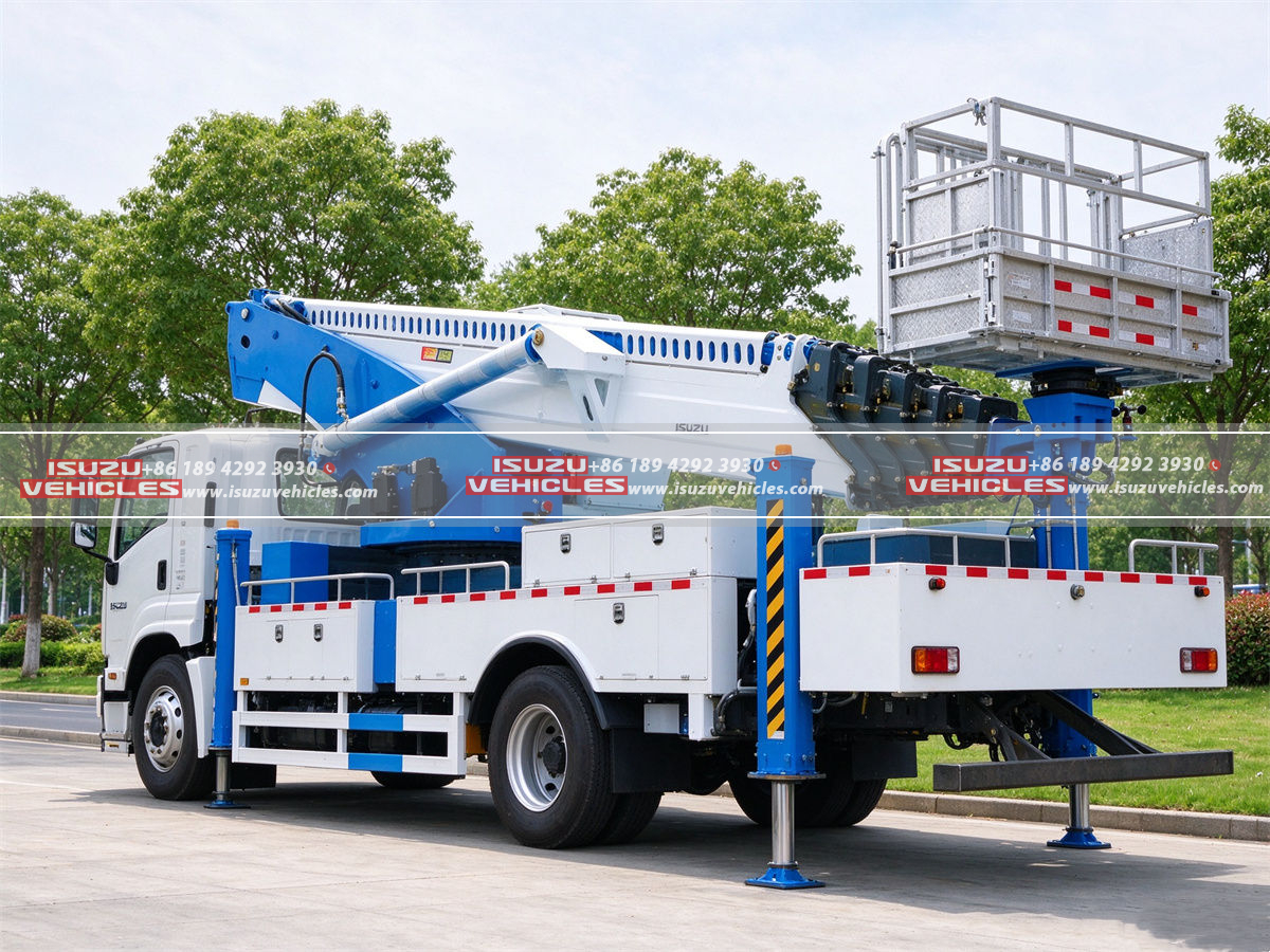 ISUZU 45M Bucket Lift Truck Rear Back ISUZU 45M Bucket Lift Truck Rear Back
