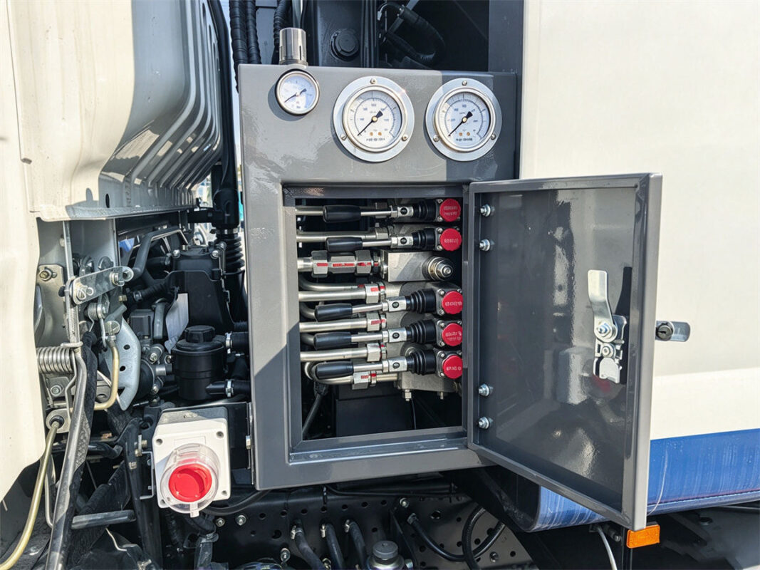 ISUZU 8 CBM Rear Loader Garbage Truck Panel