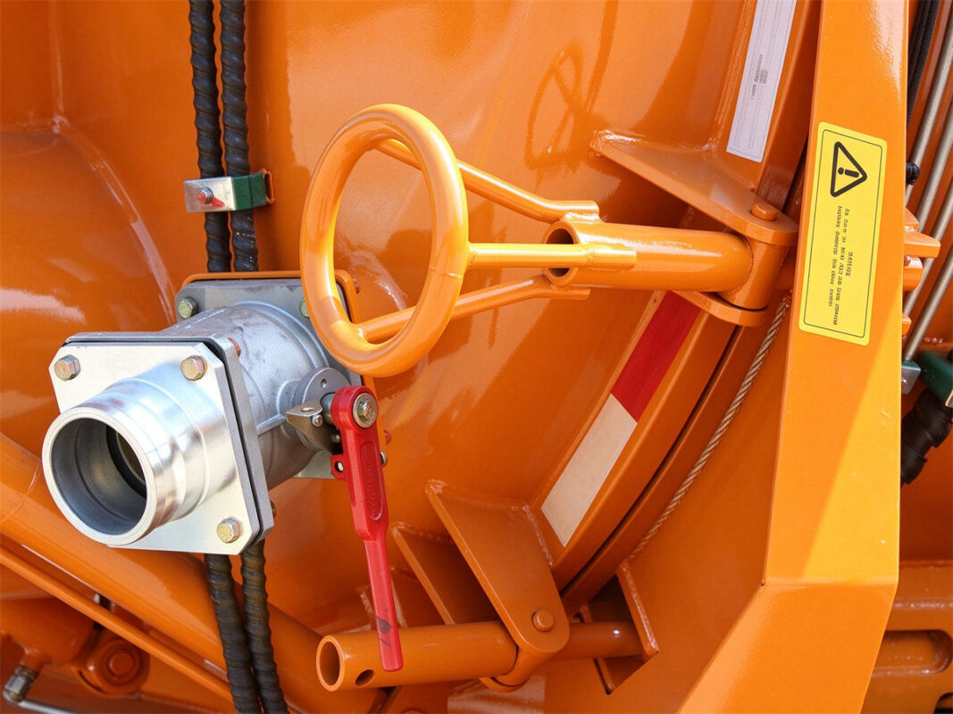 ISUZU 8 CBM Vacuum Sewer Jetting Truck Details (2)